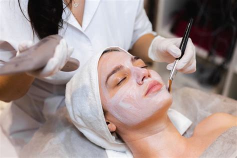 5 Facial Wajah di Salon Ini Bikin Kulitmu Bercahaya Bak Bintang!