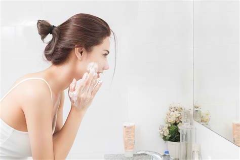 7 Rahasia Kulit Bebas Minyak: Bye-Bye Kilap, Hello Wajah Glowing!