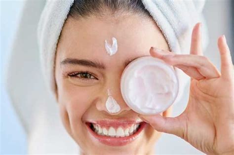 5 Kesalahan Pakai Moisturizer yang Bikin Kulit Dehidrasi! 5 Kesalahan Pakai Moisturizer yang Bikin Kulit Dehidrasi!
