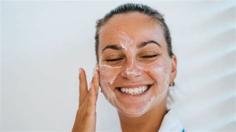 5 Moisturizer Terbaik untuk Kulit Remaja: Bye-Bye Jerawat! 5 Moisturizer Terbaik untuk Kulit Remaja: Bye-Bye Jerawat!
