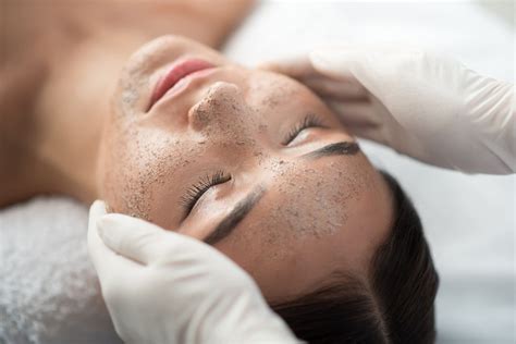 7 Peeling Wajah Terbaik untuk Kulit Glowing Bebas Kusam! 7 Peeling Wajah Terbaik untuk Kulit Glowing Bebas Kusam!