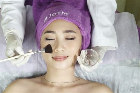 7 Peeling Wajah Terbaik untuk Kulit Glowing Bebas Kusam! 7 Peeling Wajah Terbaik untuk Kulit Glowing Bebas Kusam!