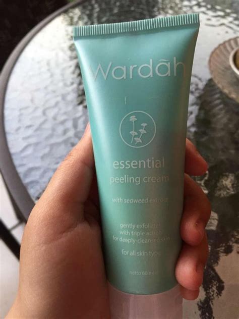 7 Peeling Wajah Terbaik untuk Kulit Glowing Bebas Kusam! 7 Peeling Wajah Terbaik untuk Kulit Glowing Bebas Kusam!