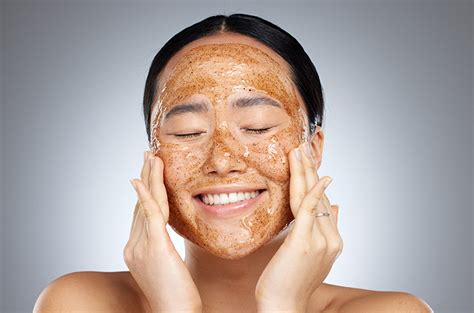 7 Peeling Wajah Terbaik untuk Kulit Glowing Bebas Kusam! 7 Peeling Wajah Terbaik untuk Kulit Glowing Bebas Kusam!