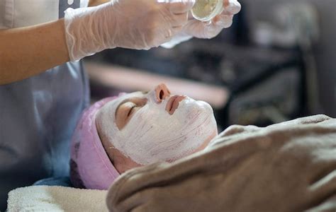 7 Peeling Wajah Terbaik untuk Kulit Glowing Bebas Kusam! 7 Peeling Wajah Terbaik untuk Kulit Glowing Bebas Kusam!