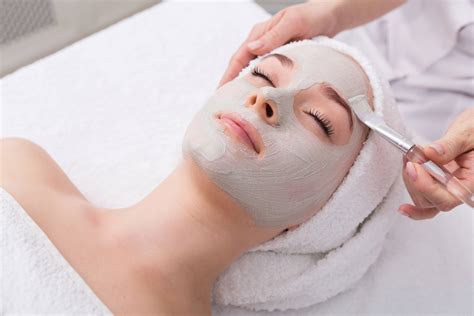 7 Rahasia Ampuh Perawatan Facial Wajah Glowing Bak Artis! 7 Rahasia Ampuh Perawatan Facial Wajah Glowing Bak Artis!