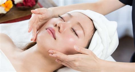 7 Rahasia Ampuh Perawatan Facial Wajah Glowing Bak Artis! 7 Rahasia Ampuh Perawatan Facial Wajah Glowing Bak Artis!