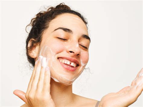7 Rahasia Ampuh Perawatan Facial Wajah Glowing Bak Artis! 7 Rahasia Ampuh Perawatan Facial Wajah Glowing Bak Artis!