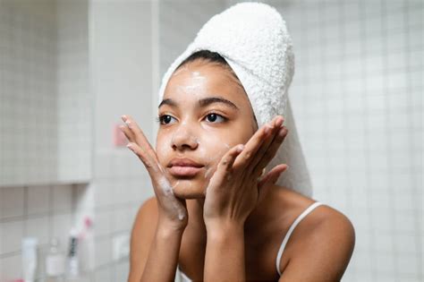 7 Rahasia Ampuh Perawatan Facial Wajah Glowing Bak Artis! 7 Rahasia Ampuh Perawatan Facial Wajah Glowing Bak Artis!
